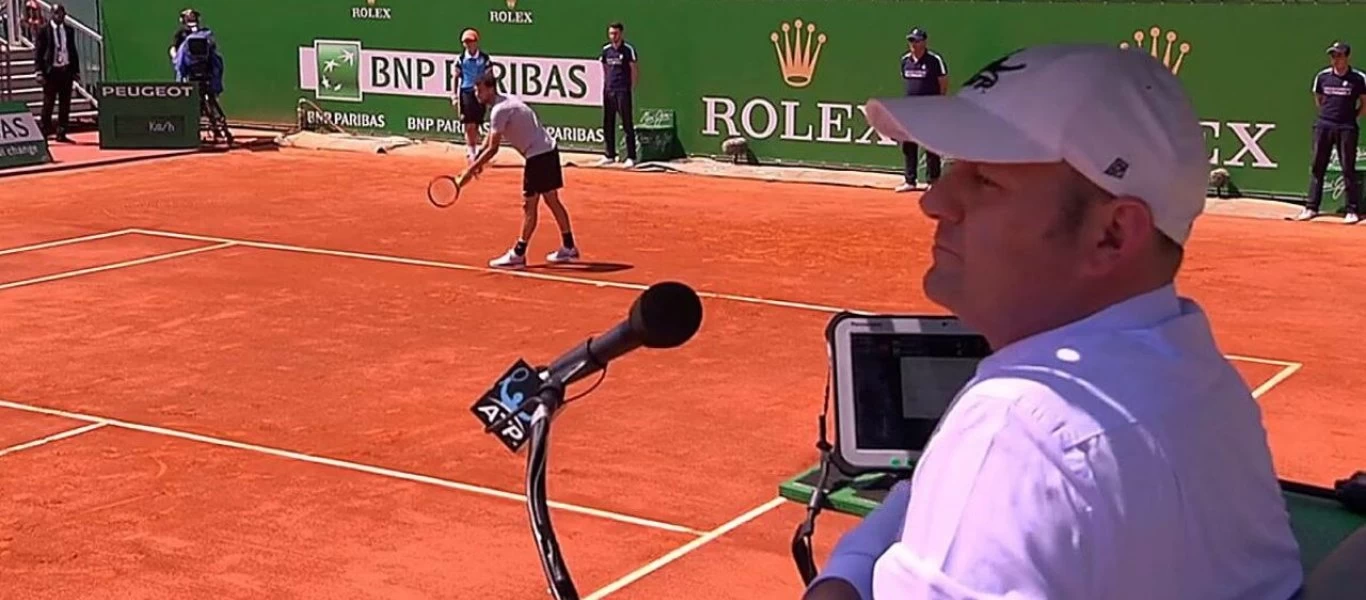 Διαιτητής τένις την «έπεσε» σε 16χρονη την ώρα του αγώνα: «Είσαι καυτή» (βίντεο)